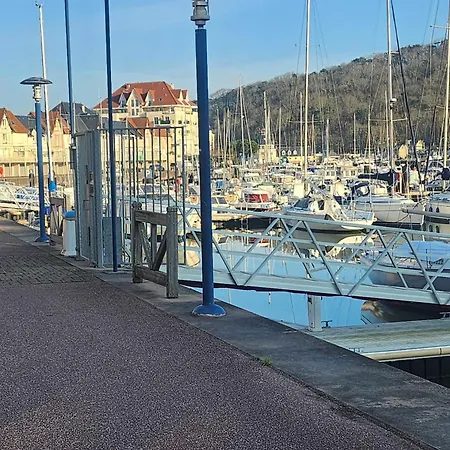 Σπίτι διακοπών House With Garden Near The *