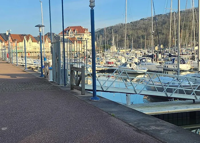 Prázdninový dům House With Garden Near The *